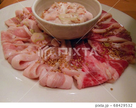食べ物 牛カルビー 豚トロ ホルモン 三種盛り焼き肉 食べ物 牛カルビー 豚トロ ホルモン 三種盛り焼き肉 68429532