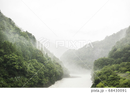 大雨が降り水かさが増した濁った大井川の写真素材
