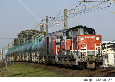 四日市に向けて石油輸送のタンク車を牽く貨物列車（国鉄型機関車DD51+DF200）の写真素材 [68430127] - PIXTA