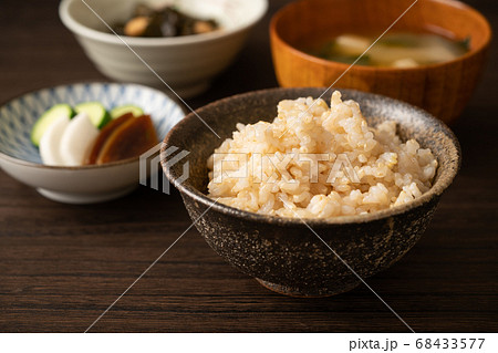 茶碗に盛られた玄米ご飯 茶碗に盛られた玄米ご飯 68433577