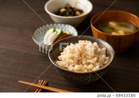 茶碗に盛られた玄米ご飯 68433580