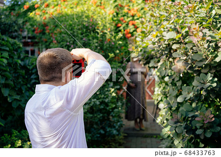 backstage photo shoot pregnancy in garden. 68433763