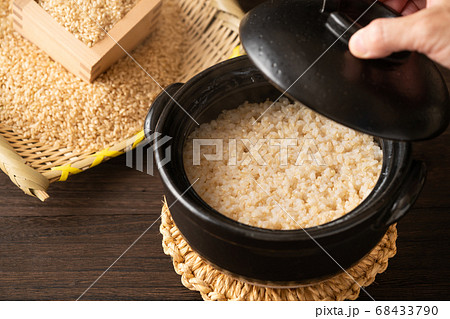 土鍋で炊いた玄米 68433790