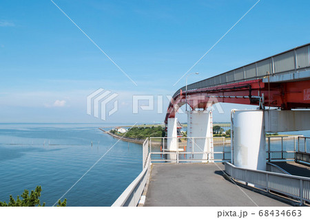東京湾と海を渡る歩道橋（中の島大橋） 68434663