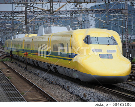 ドクターイエロー 米原駅にての写真素材
