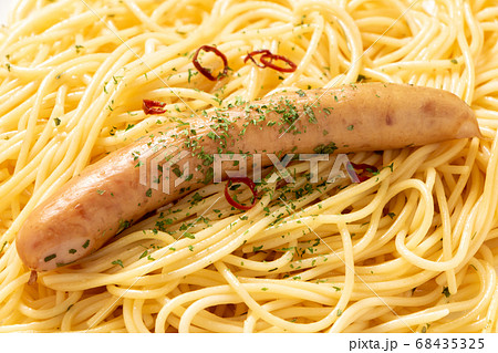 スパゲティペペロンチーノにのせられたソーセージのアップ。 68435325