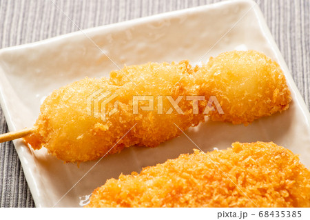 串カツ(串揚げ)盛り合わせの、うずら卵を中心としたアップ。 串カツ(串揚げ)盛り合わせの、うずら卵を中心としたアップ。 68435385