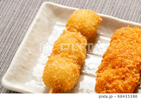 串カツ(串揚げ)盛り合わせの、うずら卵を中心としたアップ。 串カツ(串揚げ)盛り合わせの、うずら卵を中心としたアップ。 68435386