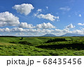 青空に浮かぶ白い雲と夏の草原 68435456