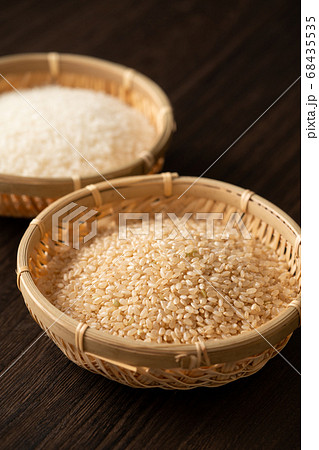 ザルに盛られた玄米と白米 68435535