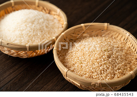 ザルに盛られた玄米と白米 ザルに盛られた玄米と白米 68435543