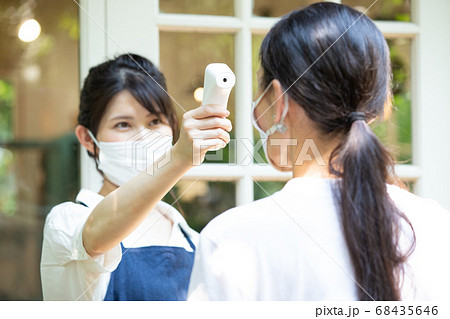 検温する女性店員 　撮影協力 三富今昔村 68435646
