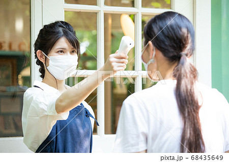 検温する女性店員 68435649