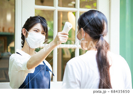 検温する女性店員 撮影協力 三富今昔村 68435650