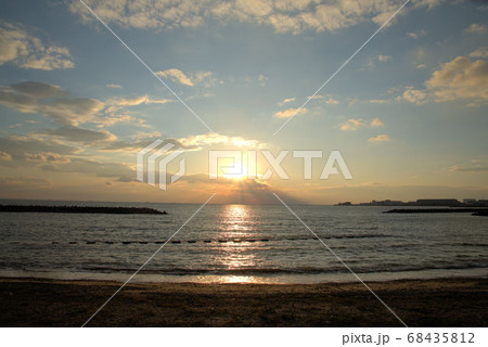 夕日が海へ沈み 一日が終わる景色の写真素材