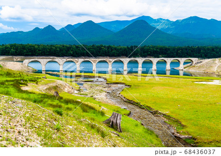 北海道上士幌町 タウシュベツ川橋梁とタウシュベツ川 北海道上士幌町 タウシュベツ川橋梁とタウシュベツ川 68436037