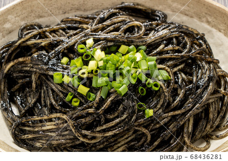 イカスミスパゲティ(青ネギトッピング)。 68436281