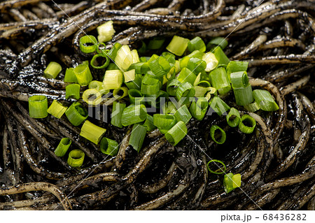 イカスミスパゲティ(青ネギトッピング)のアップ。 68436282