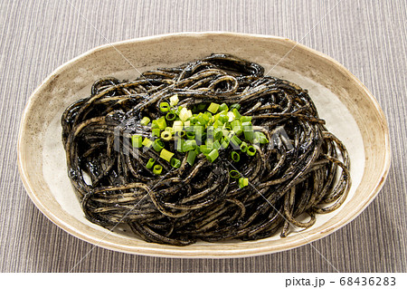 イカスミスパゲティ(青ネギトッピング)。 68436283