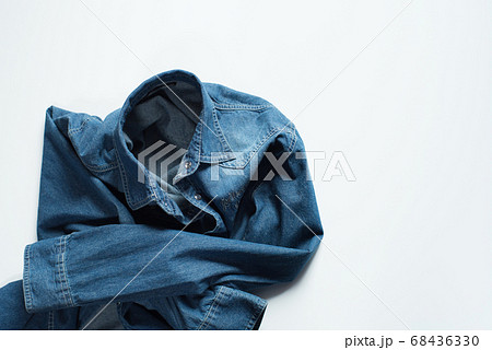 デニム生地の洋服②(右余白)	 68436330