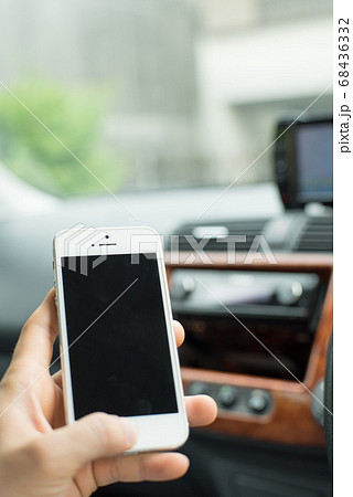車の中でスマートフォンを操作する④ 68436332