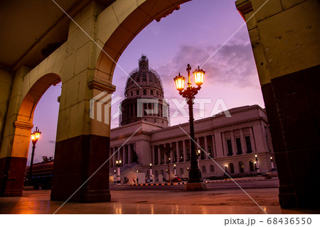 キューバ　夕暮れのハバナの町並み　中央公園のクラシックな旧国会議事堂 68436550
