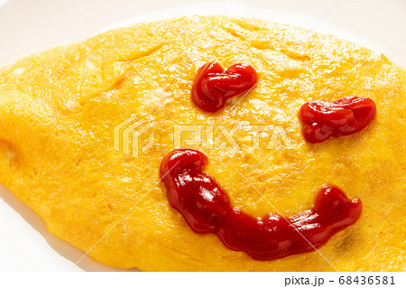 オムライスにケチャップで描いたニコニコ笑顔 の写真素材