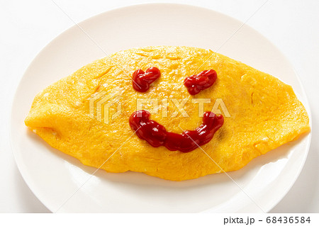 オムライスにケチャップで描いたニコニコ笑顔 の写真素材