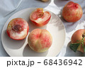採れたて新鮮な桃　俯瞰ショット 68436942