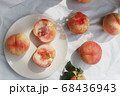 採れたて新鮮な桃　俯瞰ショット 68436943