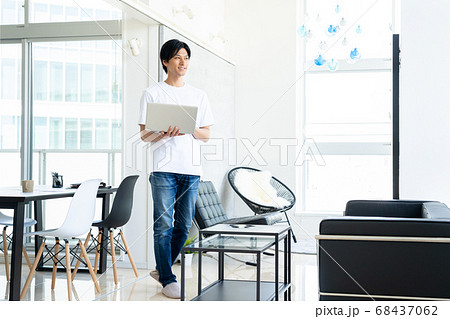 テレワーク 男性 リビング リモートワーク ライフスタイル テレワーク 男性 リビング リモートワーク ライフスタイル 68437062