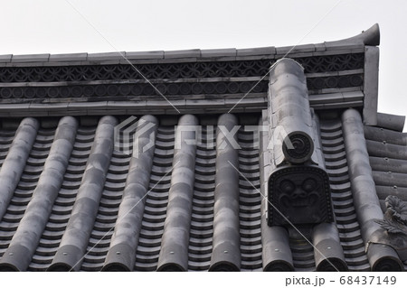 整然と配置されたお寺の屋根瓦 整然と配置されたお寺の屋根瓦 68437149