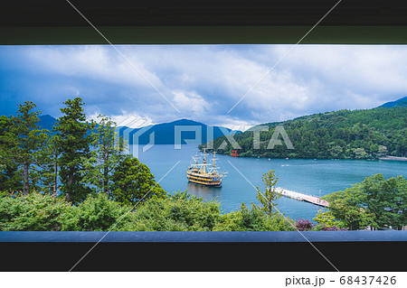 芦ノ湖を走る海賊船を高台から望む（夏の爽やかな山々が爽快） 68437426