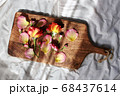木のボードに並んだ薔薇　背景 68437614
