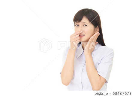 鼻をつまむ女性 68437673