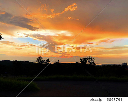 千葉県 マザー牧場 山の上から見える夕暮れの景色の写真素材