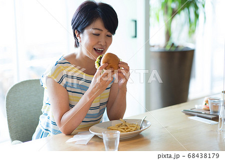 ハンバーガーを食べるミドル女性 ハンバーガーを食べるミドル女性 68438179
