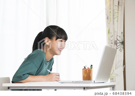オンライン授業 女の子 中学生 オンライン授業 女の子 中学生 68438394