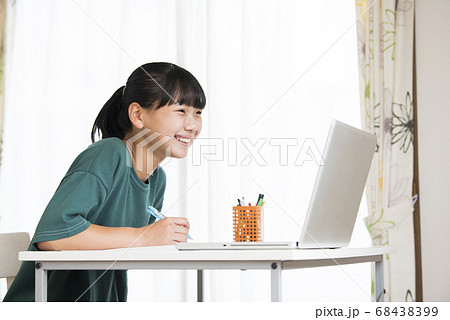 オンライン授業　女の子　中学生 68438399