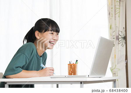 オンライン授業　女の子　中学生 68438400