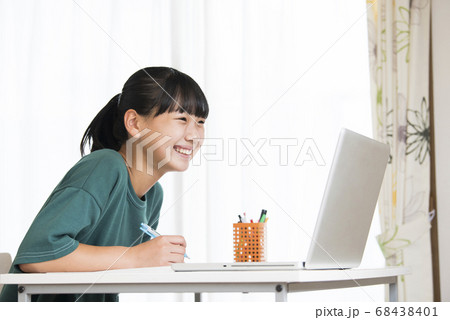 オンライン授業　女の子　中学生 68438401