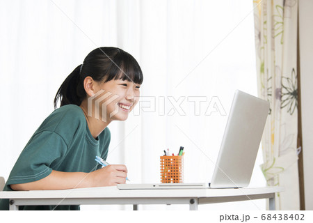 オンライン授業　女の子　中学生 68438402