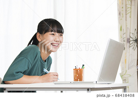 オンライン授業　女の子　中学生 68438408