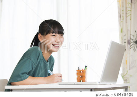 オンライン授業　女の子　中学生 68438409