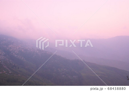 霧がかった山岳 霧がかった山岳 68438880