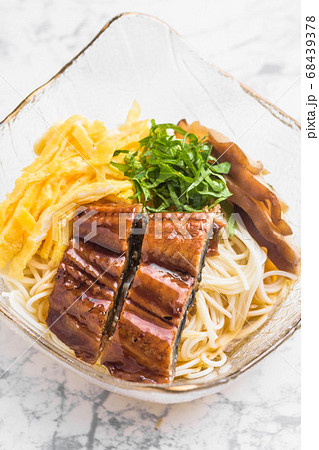 夏の味覚　うなぎ素麺 68439378