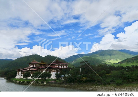 ブータン美しい川と緑に囲まれたプナカ・ゾン 68440936