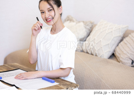 自宅で写経をする若い女性 68440999