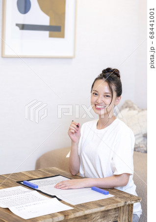 自宅で写経をする若い女性 自宅で写経をする若い女性 68441001