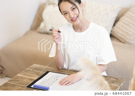 自宅で写経をする若い女性 68441007